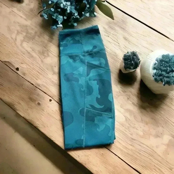 Body Glove women’s Teal Camo leggings size XS with two convenient pockets. - Picture 5 of 7